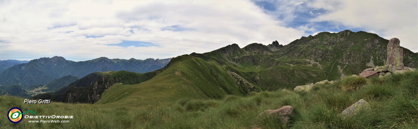 56 Vista panoramica dalla cima del Monte MIncucco (2001 m).jpg